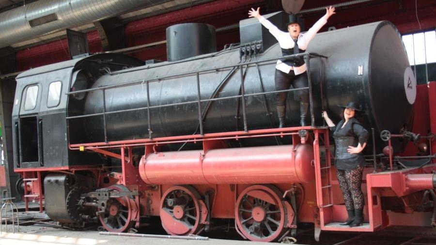 Alte Dampflok - sexy Ladies 2