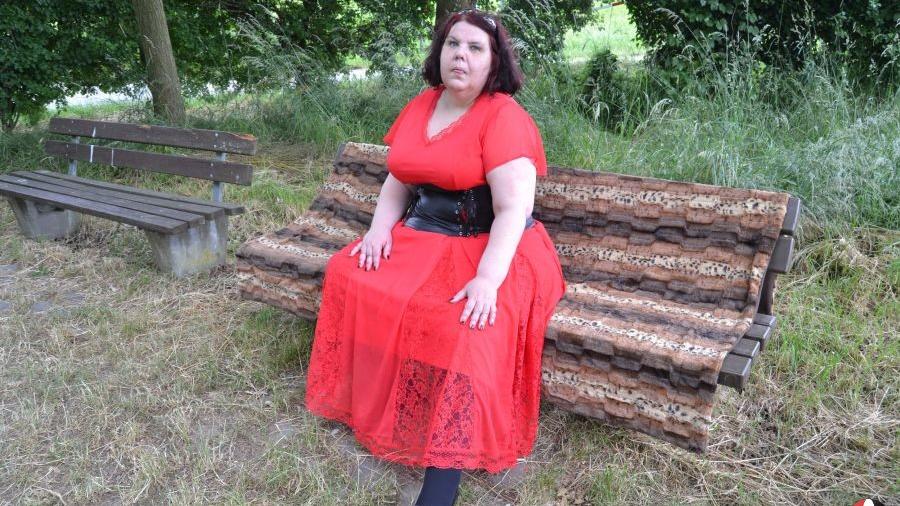 Outdoor - rotes Spitzenkleid