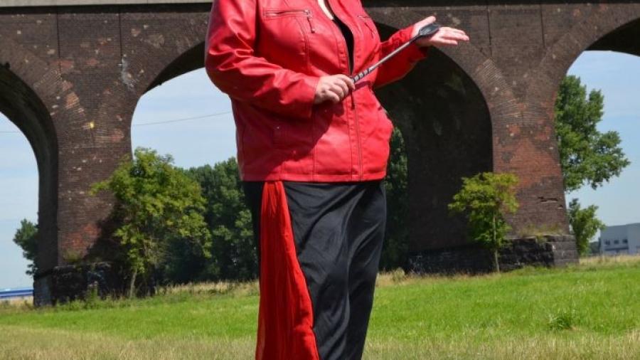 Lady in knallroter Lederjacke 2