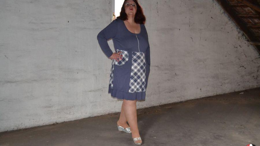 Lady in silbernen Pantoletten 1