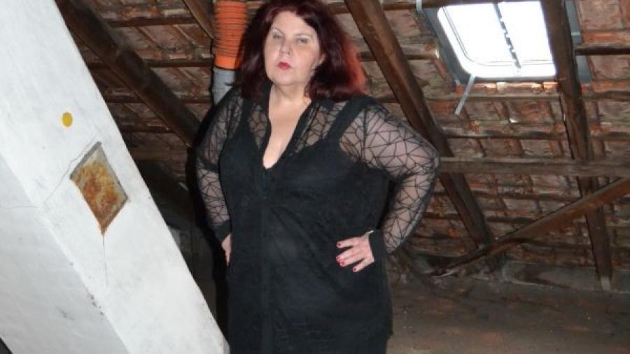 Lady in black mit Pantoletten 1