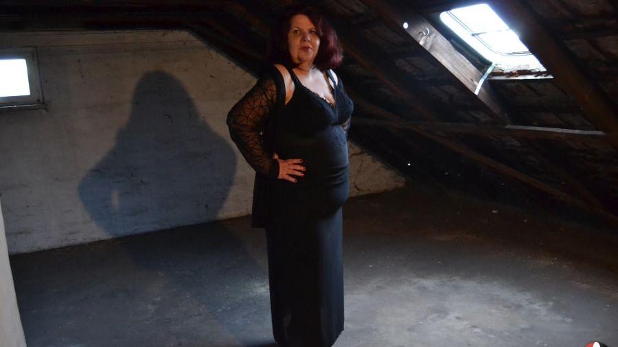 Lady in black mit Pantoletten 2