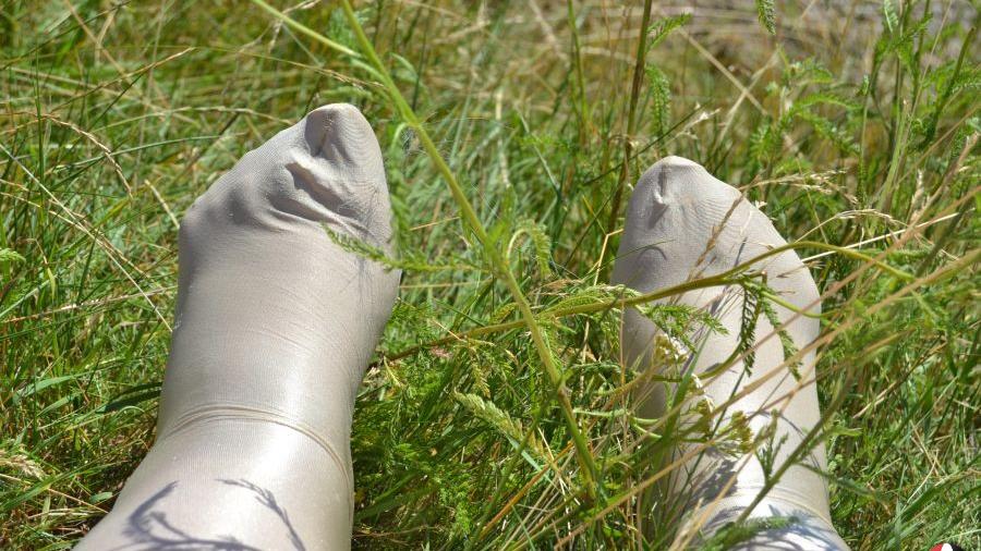 Nackt, nur mit Glanznylons 1