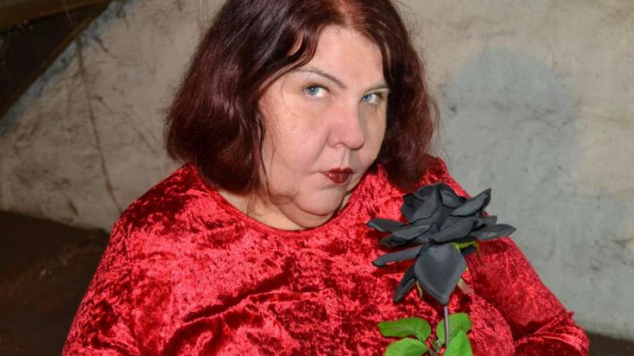 Lady im roten Samt Minikleid 2