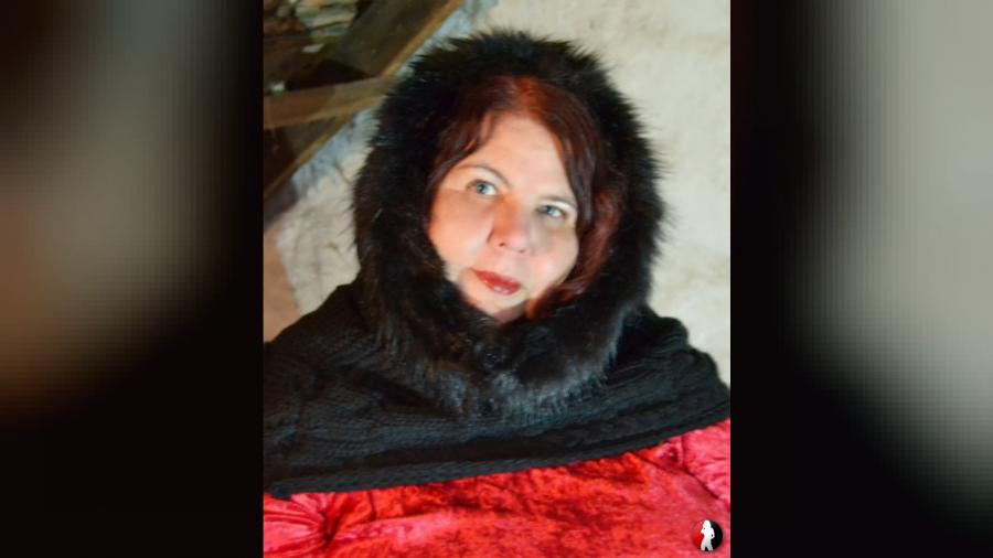 Lady im roten Samt Minikleid 3