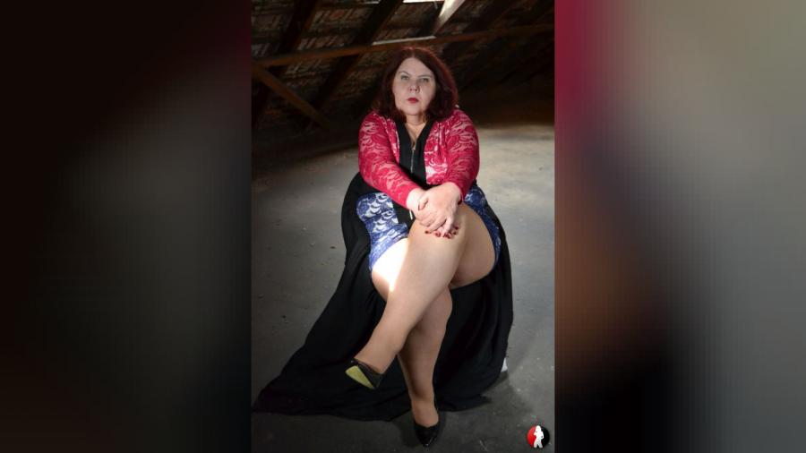 Lady im Mini-Spitzenkleid 2