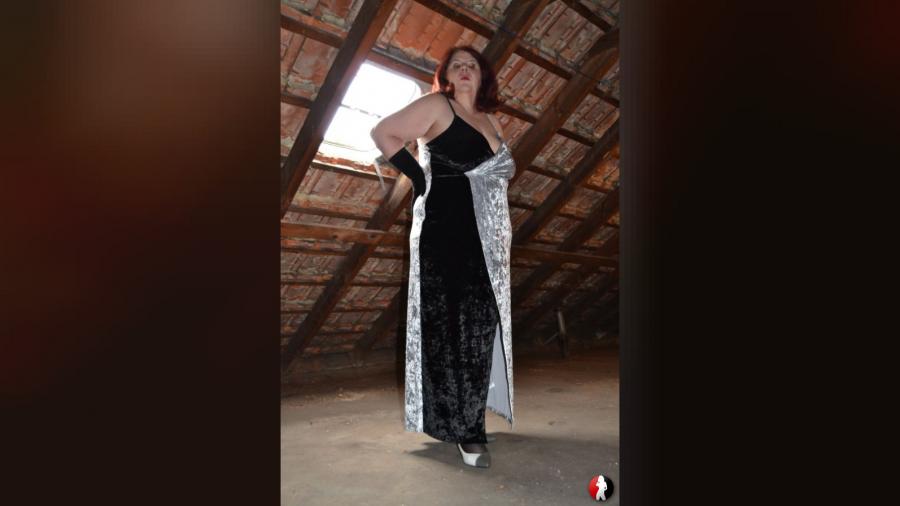 Lady im Samt-Abendkleid 1