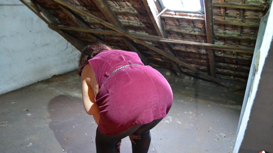 Lady im Mini-Latz-Cord-Kleid 1