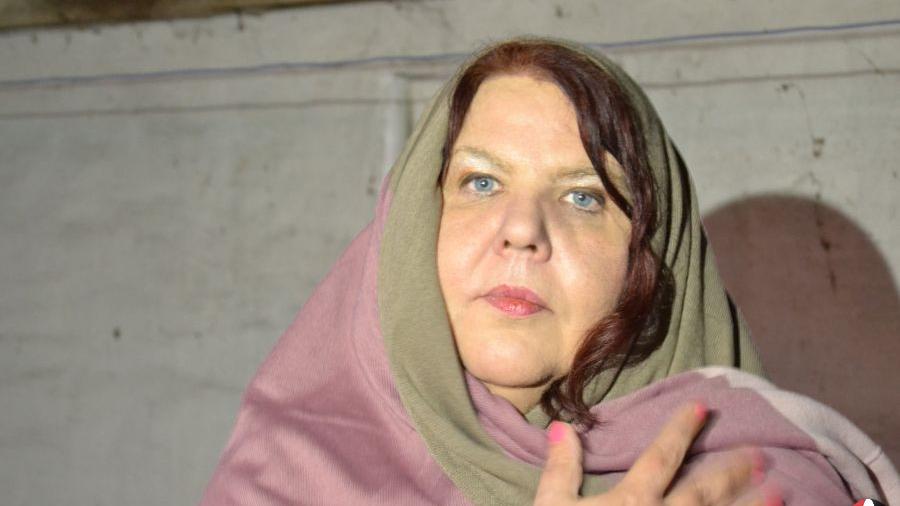 Dicke T****n, A***h, Nylons, Poncho