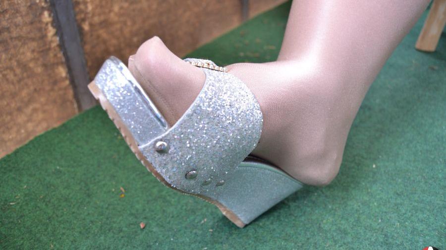 Glanznylons ohne Unterhose 2