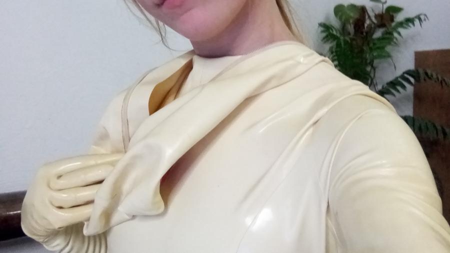 Weißer Latexcatsuit mit Maske