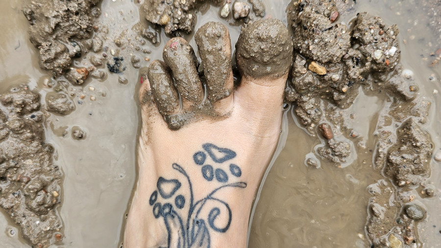 Große Füße im M****h