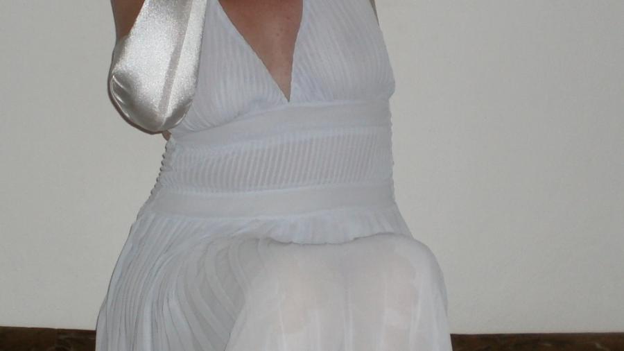 How do you like me in this dress?