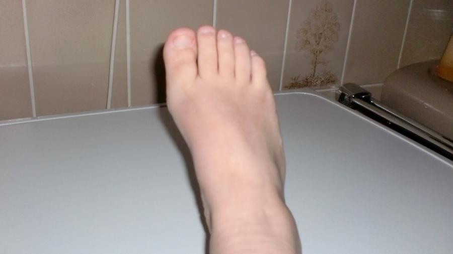 Füße auf der Waschmaschine