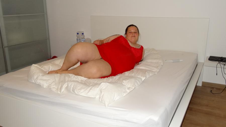 Mollymaus im roten Nachthemd