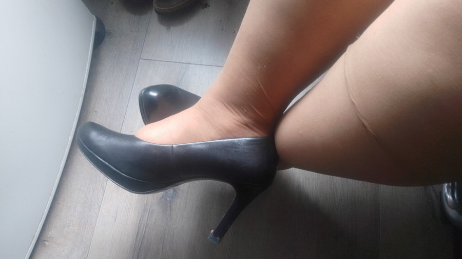 Braune Nylons und schwarze High Heels