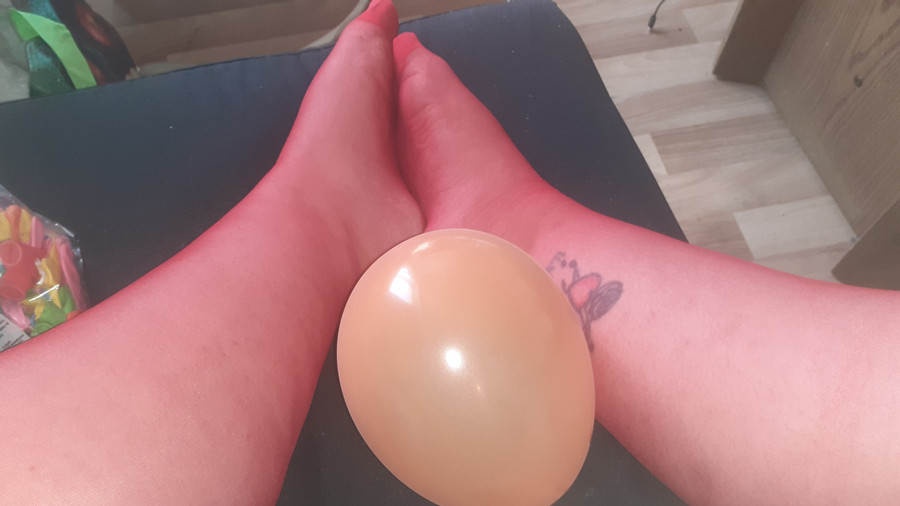 Rote Nylons und Luftballons