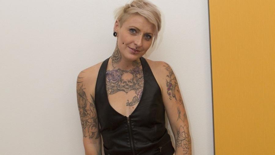 Hi guys, I'm a hot tattoo model and looking for lovers