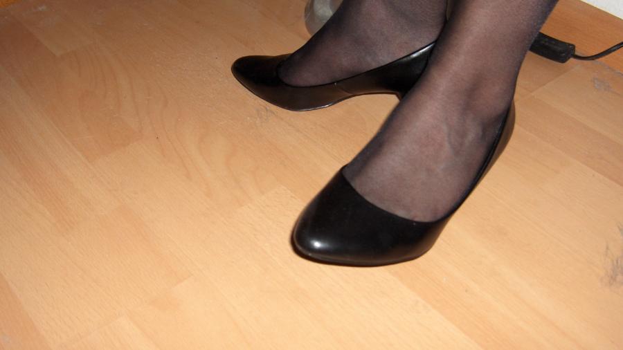 Hier trage ich für dich Nylonstrümpfe