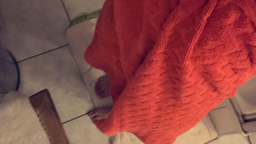 Im Badezimmer alleine