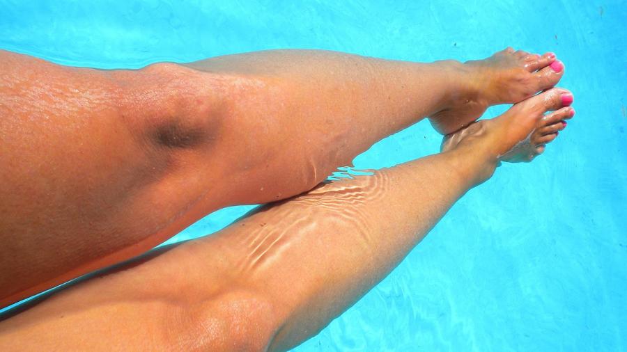 Ich spiele mit meiner V****a im Pool