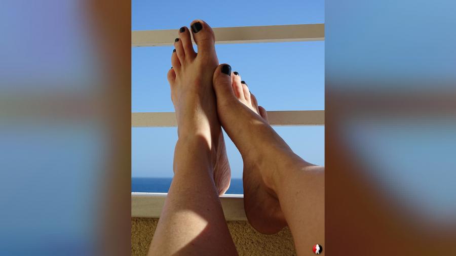 Bilder mit Pyjama auf dem Balkon, am Meer