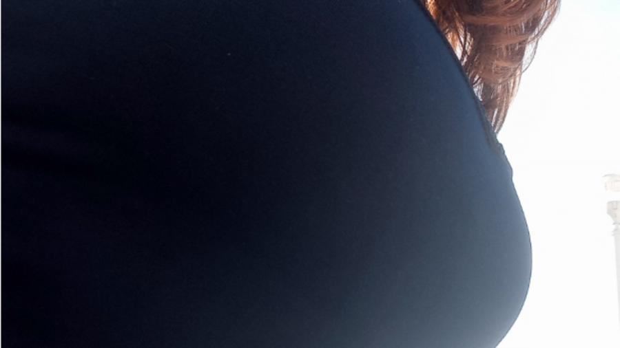 Skateboard fahrende Mädchen in Nylonstrümpfen