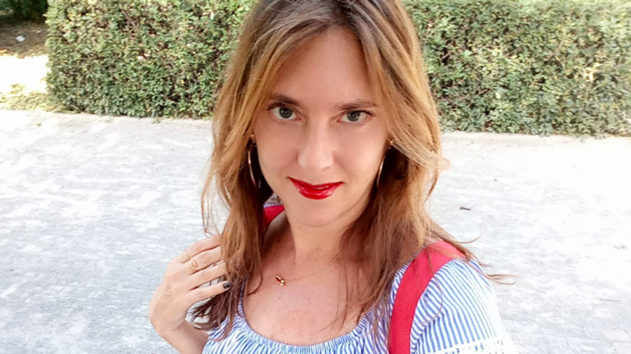 Natürliche pralle B***te im öffentlichen Park