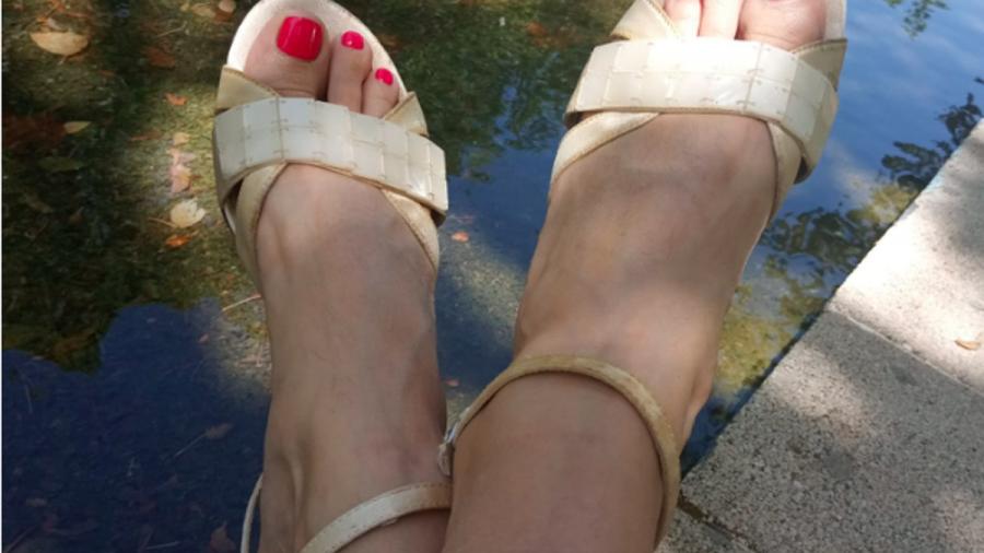 Schöne Füße mit Sandalen mit Absatz