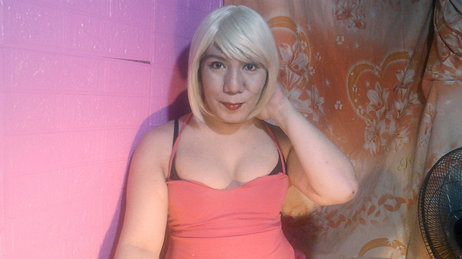 Claudy trägt ein pinkes Kleid, gefällt es dir?