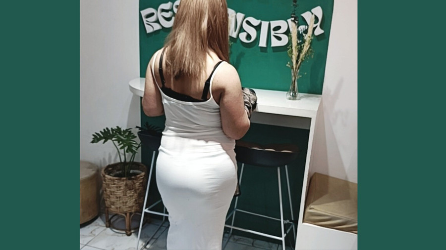 Claudy trägt ein sexy weißes Kleid