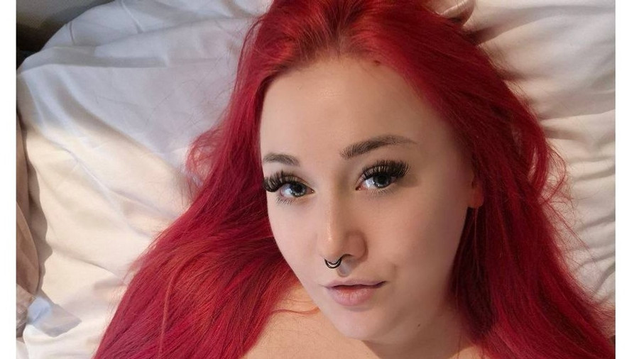 Nackt im Bett nach dem Sex hihi.