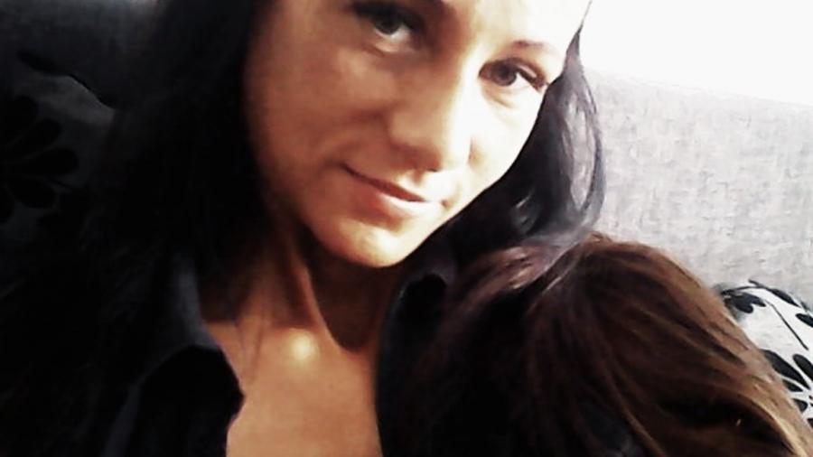 Sekretärin allein zu Hause. Foto mit Brille.Ich bin gelangweilt