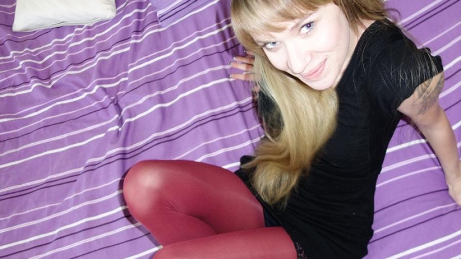 aaah macht mich die Strumphose auf nackter Haut heiss