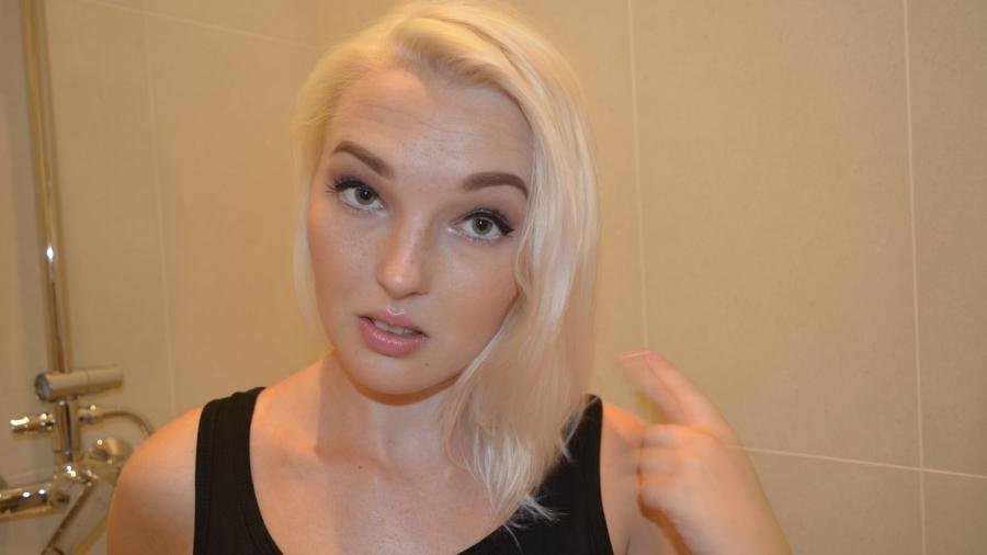 G***es Blondchen heiss geduscht