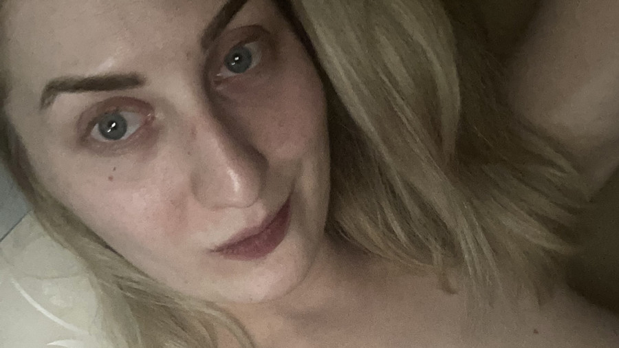 g***e F**ze mit sexy roten F****rn