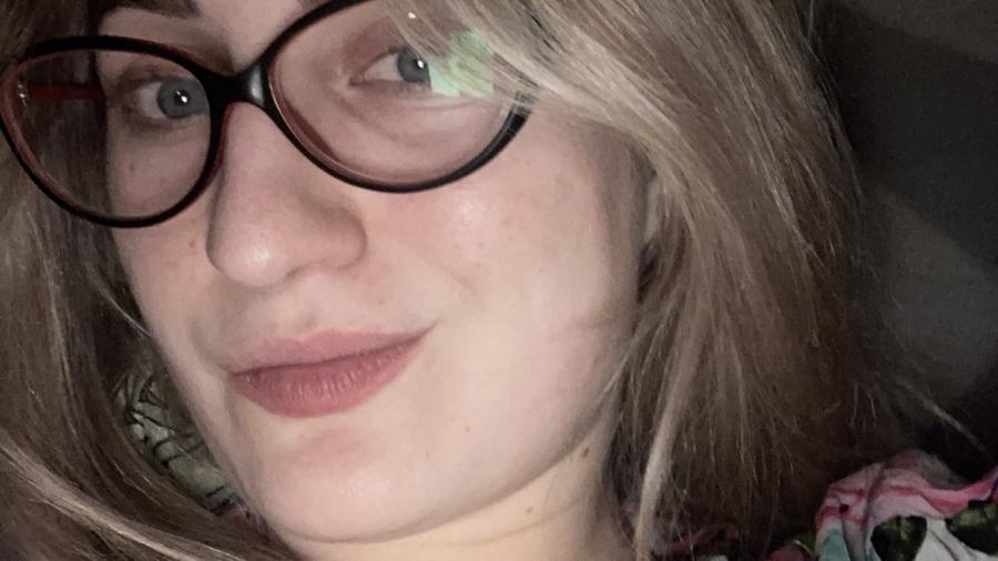 G***es Mädchen mit Brille