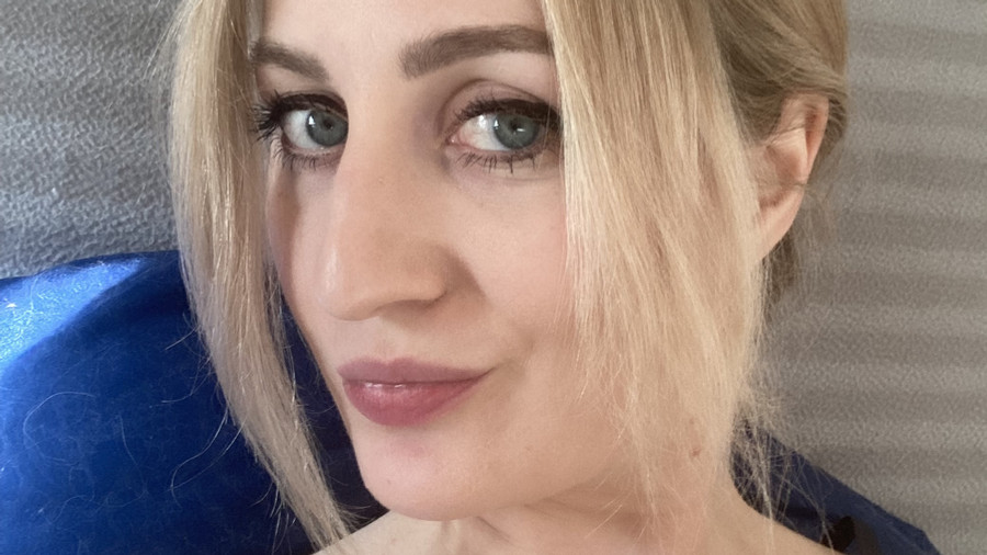 g***es Mädchen in sexy Spitzenkleid