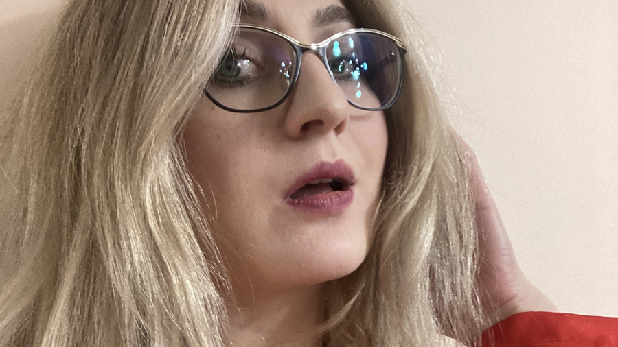 g***es Mädchen mit Brille