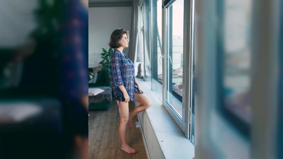 Fortsetzung Ich trage ein sexy Hemd vor einem offenen Fenster.