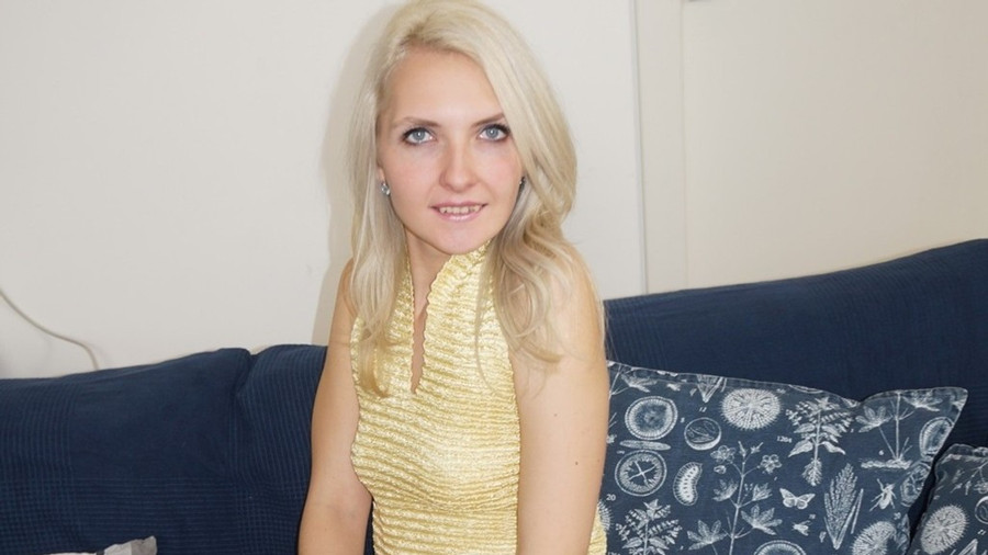 Ganz langsam ziehe ich mich aus,