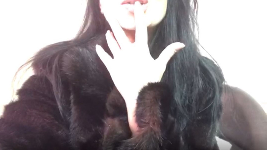 bin nackig unter mein Pelzmantel, lusst zu spielen?