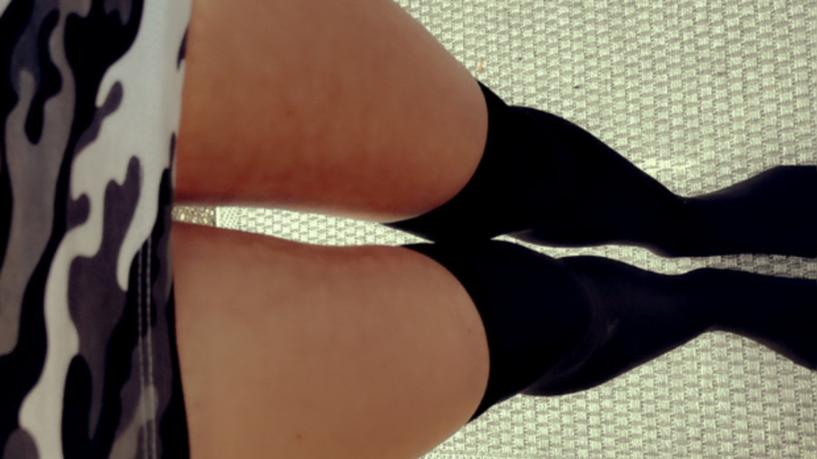 Mirihot in ihrem Camouflage Mini Kleid