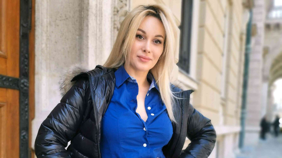 Blonde MILF Karina King