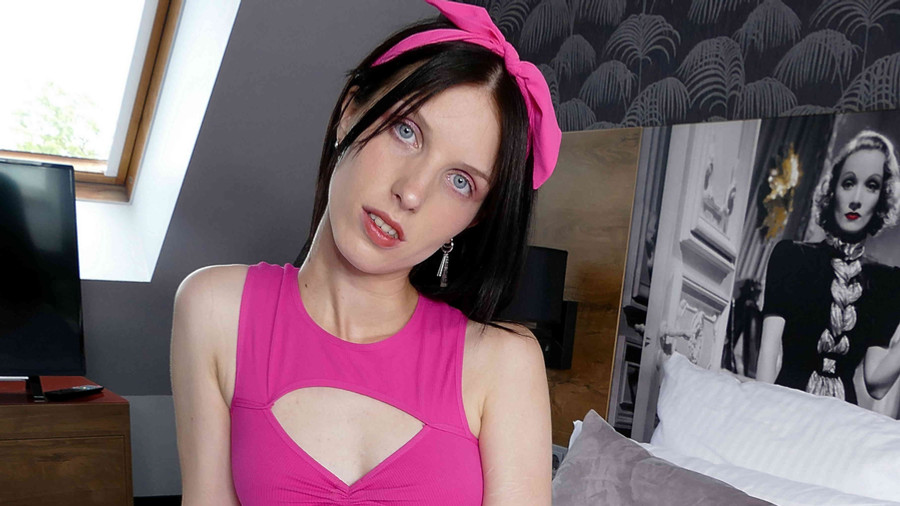 Schlanke Studentin Runa bei Straßen Casting AO gef**kt