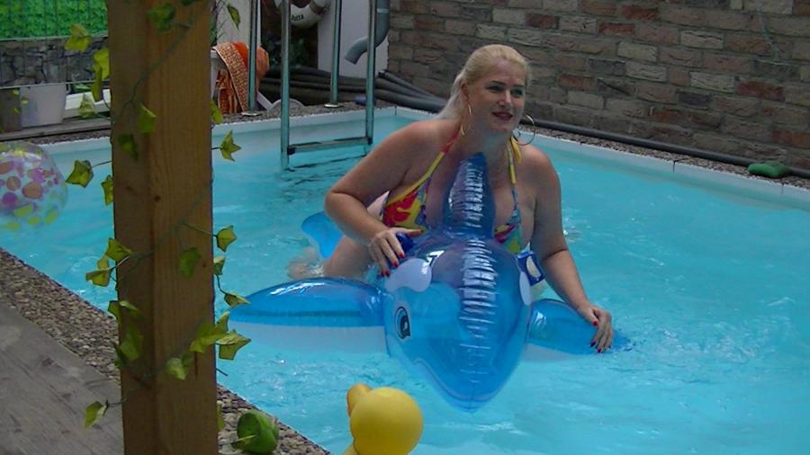 Fetish mit dem Gummiteil im Pool